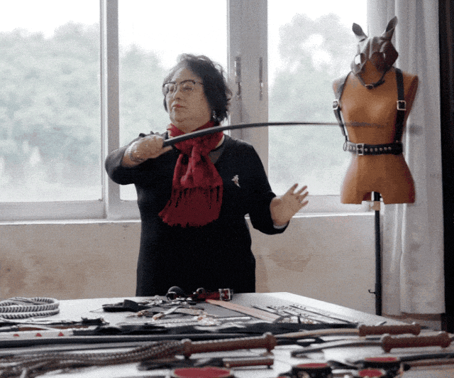 正在测试道具的丽莎/ 图源：一条