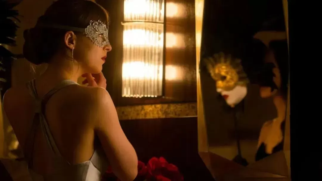 《五十度灰》系列电影中的所有情趣道具都由丽莎设计/ 图源：《五十度黑》剧照