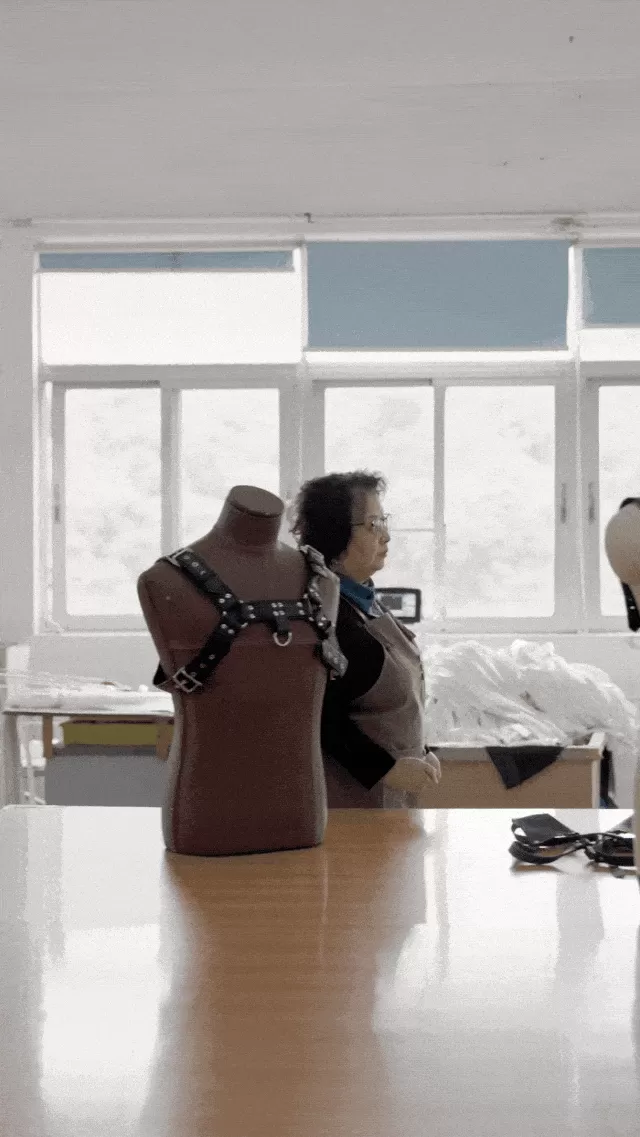 在工作室的丽莎/ 图源：一条